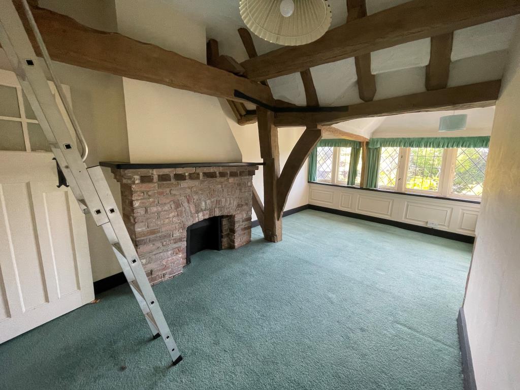 Lot: 118 - SUBSTANTIAL PERIOD PROPERTY FOR UPDATING IN DESIRABLE LOCATION - Bedroom with exposed beams
